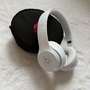 Beats Solo3 Wireless On-Ear Headphones - Gloss White with Carrying Case